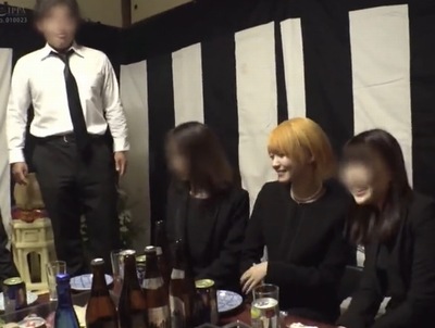 先生の葬式で集まった教え子たち…クラスで1番可愛かったギャルに飲ますだけ飲まして乱交ハメ